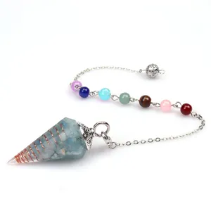 Nahaufnahme Detail des Kristall-Harz-Sechseckkegels Pendels mit Chakra-Perlen und Kupferdraht.