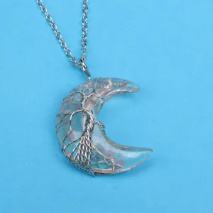 Harz Kristall Mond Anhänger Halskette mit silberem Draht gewickeltem Lebensbaum Design Schmuck.