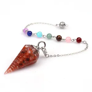 Detailaufnahme des Chakra Kristall Harz Sechseck Kegel Pendel Halskette mit sieben Perlen.