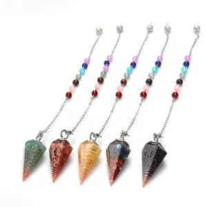 Detailansicht von Naturkristall Splitter Harz Sechseck Kegel Pendel mit Chakra bunter Perlenkette.