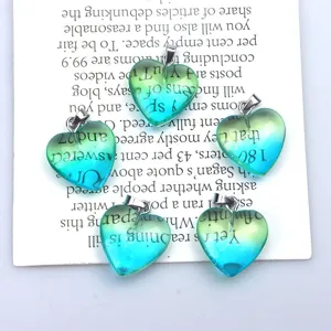Nahaufnahme des grünen herzförmigen Kristallanhängers für DIY-Schmuckherstellung.