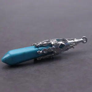 Gedetailleerd aanzicht van de turquoise kristal zeshoekige kolom hanger met zilver kapje.