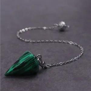 Detailaufnahme einer grünen Edelstein-Kegelpendel-Halskette mit feiner Metallkette und poliertem Stein.