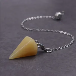Nahaufnahme Detail des sechseckigen Kristall Pendel Kettenanhängers mit silberner Kette.
