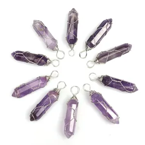 Drahtgewickelter Amethyst Kristall Hexagon Säule Anhänger Detailansicht, Naturstein Schmuck.