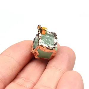 Nahaufnahme des grünen Kristallwürfel-Anhängers mit wunderschönen metallisch goldenen Kanten.