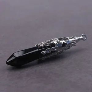 Zwarte kristal zeshoekige hanger met zilveren metalen dop ketting sieraden item.