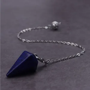 Natürlicher Lapislazuli Hexagon Kristall Pendel Anhänger mit Kette, Schmuck Detailansicht.