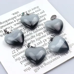 Nahaufnahme Detail von 20mm Farbverlauf schwarz weiß Herz Stein Anhänger DIY Schmuck.