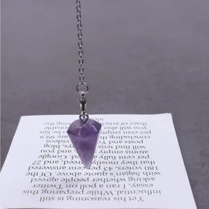 Detaillierte Nahaufnahme der natürlichen Amethyst Kristall Hexagonal Pendel Halskette mit Kette.