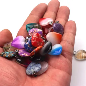 Verschiedene 20mm bunte Kristall Herz Anhänger Detailansicht, ideal für DIY handgemachte Ketten.