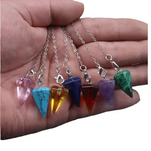 Set aus Naturstein sechseckigen konischen Pendelketten mit Metallketten in verschiedenen Farben.