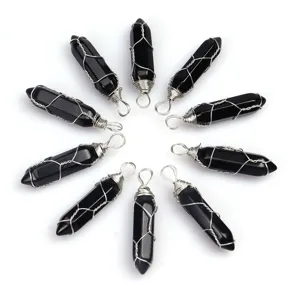Detailansicht natürlicher schwarzer Obsidian Sechskant Kristall Anhänger in Silberdraht.