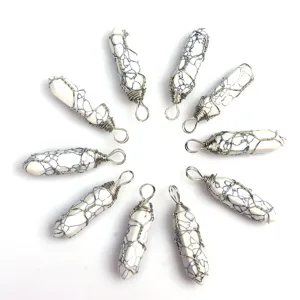 Detailansicht von Naturstein Sechskant-Säulen-Anhängern, umwickelt mit Metalldraht für DIY-Schmuck.