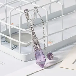 Colgante de péndulo de cristal púrpura sintético con cadena de plata fina y tapa de metal filigrana.