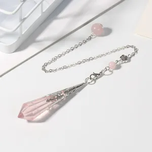 Detalle del colgante de péndulo de cristal rosa con cadena plateada y abalorio delicado.