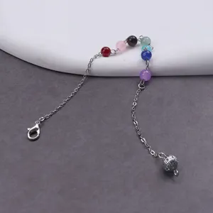 Gedetailleerd uitzicht van natuursteen kralen metalen ketting hanger mode sieraden.