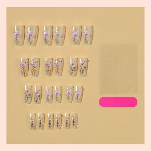 Uñas postizas largas de atúd con arte floral elegante y perles, kit de manicura nude.