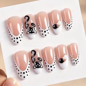 Unghie finte a mandorla con punte alla francese, gatti neri 3D in rilievo e pois chic ed eleganti.