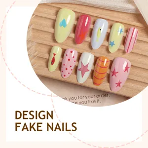 Set de uñas postizas almendradas con patrones coloridos de estrellas y peces de dibujos.