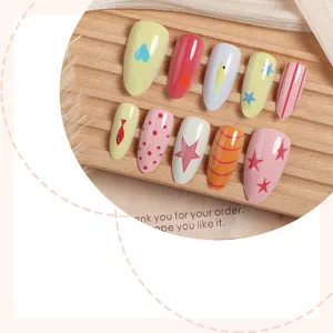 Bonito juego de uñas postizas almendradas con dibujos animados de peces y estrellas.