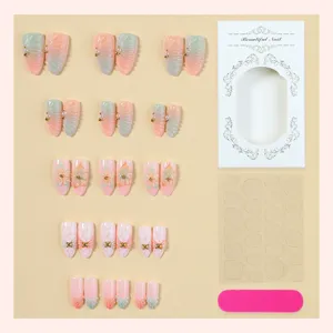 Vue détaillée de faux ongles en amande avec colle gélifiée et accessoires de limage.