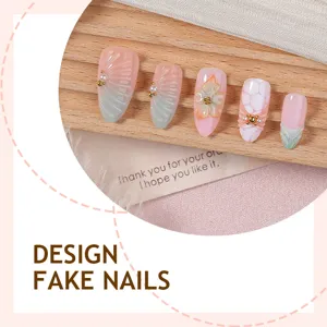 Gros plan détaillé de faux ongles amande exquis avec des fleurs 3D et œil de chat.