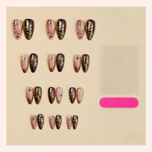 Primer plano detallado de uñas postizas con relieve floral dorado y bonitos detalles de estrellas.