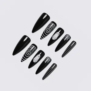 Halloween Kunstnägel Detail, lange Stiletto schwarze Nägel mit Geist und Spinnennetz.