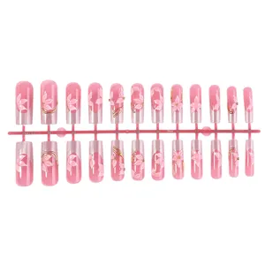Faux ongles roses longs carrés avec de belles fleurs en 3D et des strass scintillants.
