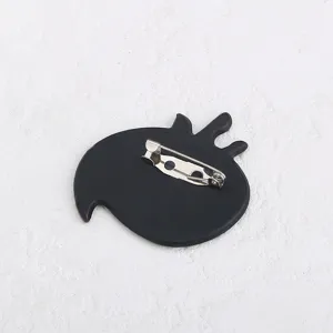 Vue détaillée arrière de la broche animal en acrylique noir avec épingle de sûreté métallique.