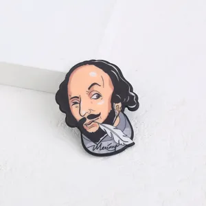 Gros plan de l'accessoire de broche en résine avec pendentif de personnage animé créatif