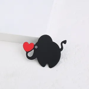 Vue en gros plan de la broche en acrylique noir animal créatif avec cœur rouge, élégant.