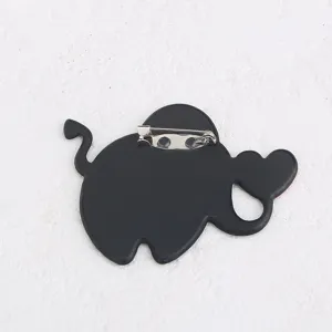 Vue détaillée d'une broche animal en acrylique noir créative avec épingle en métal.