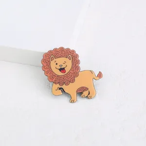 Gros plan détail de broche en acrylique lion de dessin animé, bijoux d'animaux mignons.
