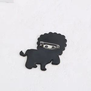 Détail du dos de broche lion en acrylique noir, accessoire de bijoux animaux mode créative.