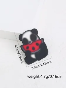 Vue détaillée de broche en acrylique panda mignon avec dimensions et design pastèque.