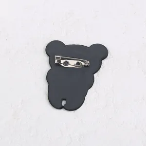 Broche ours en acrylique noir vue arrière, détail d'épingle de bijoux d'animaux de mode.
