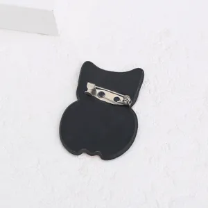 Vue détaillée arrière d'une jolie broche chat en acrylique noir avec épingle en métal.