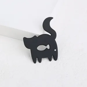 Vue détaillée de la broche en acrylique chat noir avec découpe de poisson, accessoire tendance.