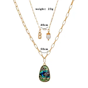 Collier chaîne dorée multicouche avec perle d'eau douce, pendentif coquillage ormeau et lettre B.