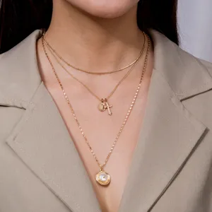 Superbe collier multi-couches en metal dore avec pendentif croix et perle femme