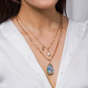 Collier multi-couches doré tendance avec perle, coquille d'ormeau et pendentif lettre pour femmes.