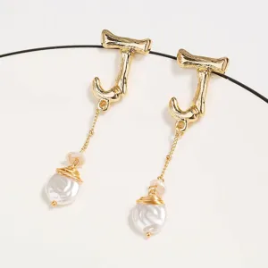 Boucles d'oreilles dorées lettre J créative avec pendentifs en perles faites à la main.