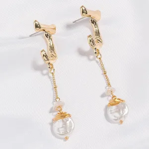 Gros plan de boucles d'oreilles lettre J créatives avec perles enfilées et finition dorée.