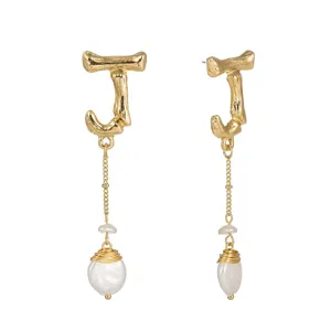 Boucles d'oreilles pendantes lettre J dorée avec perles baroques fil de fer pour femmes.