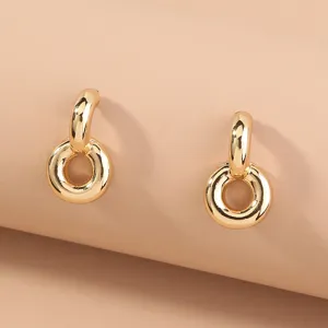 Orecchini a cerchio dorati metallici a forma di C per donne design alla moda quotidiana.
