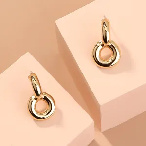 Orecchini geometrici in metallo chic con design a forma di C e anello circolare collegato.