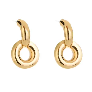 Chic orecchini a cerchio geometrici rotondi placcati in oro a forma di C per donne alla moda.