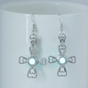 Pendientes colgantes de cruz luminosos plateados, diseño de trébol corazón hueco joyería de moda.